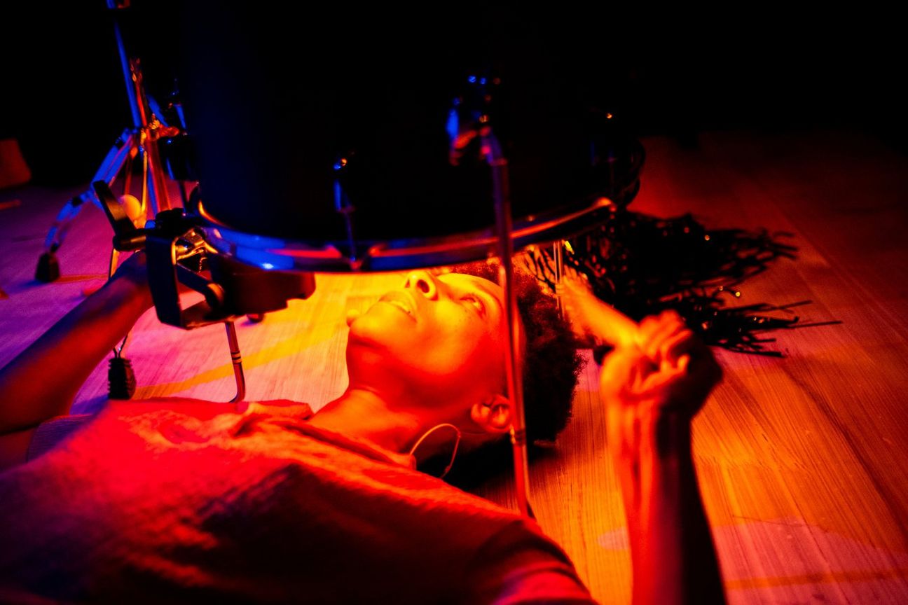 Kate McIntosh "To Speak light Pours Out" (c) Christian Schuller Kate_McIntosh_ToSpeakLightPursOut_Christian_Schuller-14