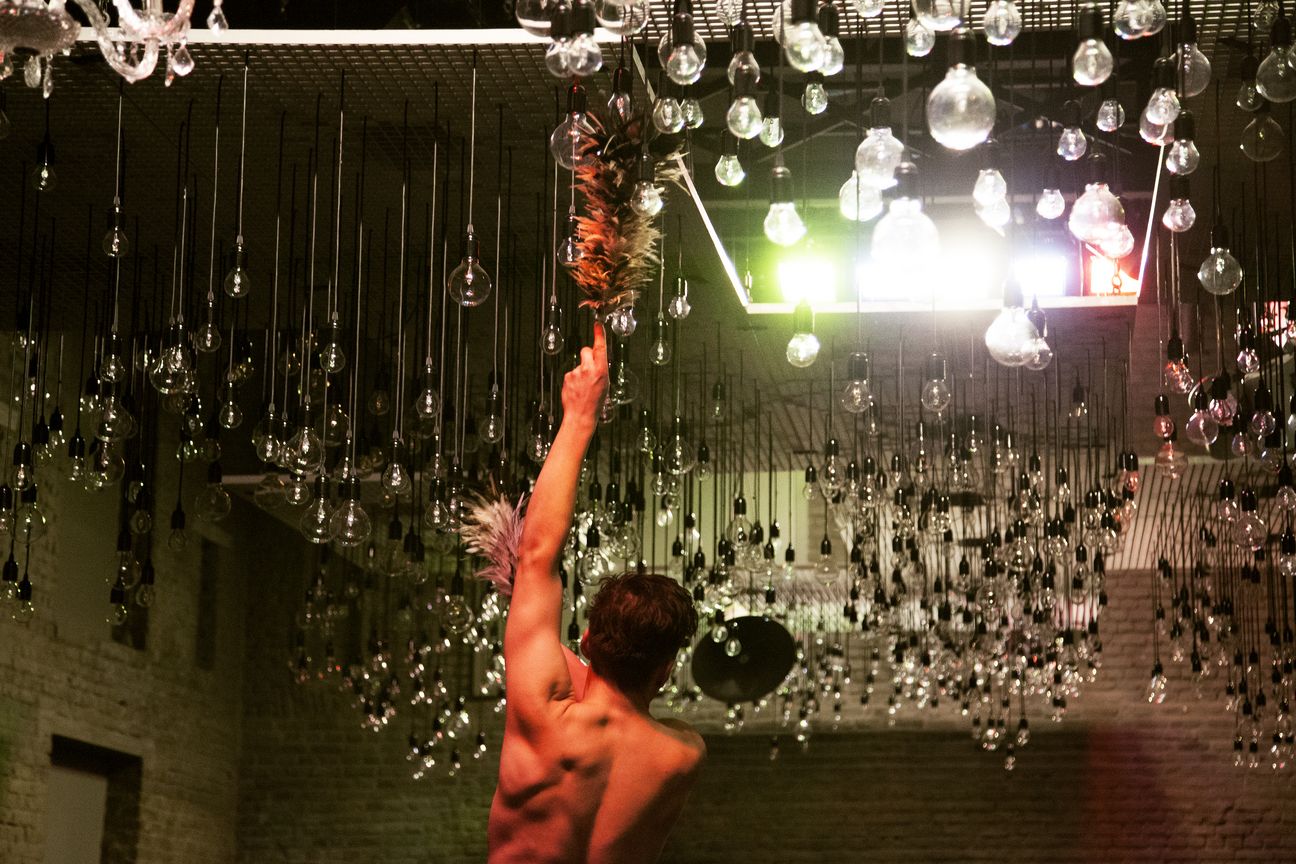 Meg Sutart/ Damaged Goods “Celestial Sorrow” (c) Laura Van Severen 3_Meg_Stuart_Celestial_Sorrow__c__Laura_Van_Severen